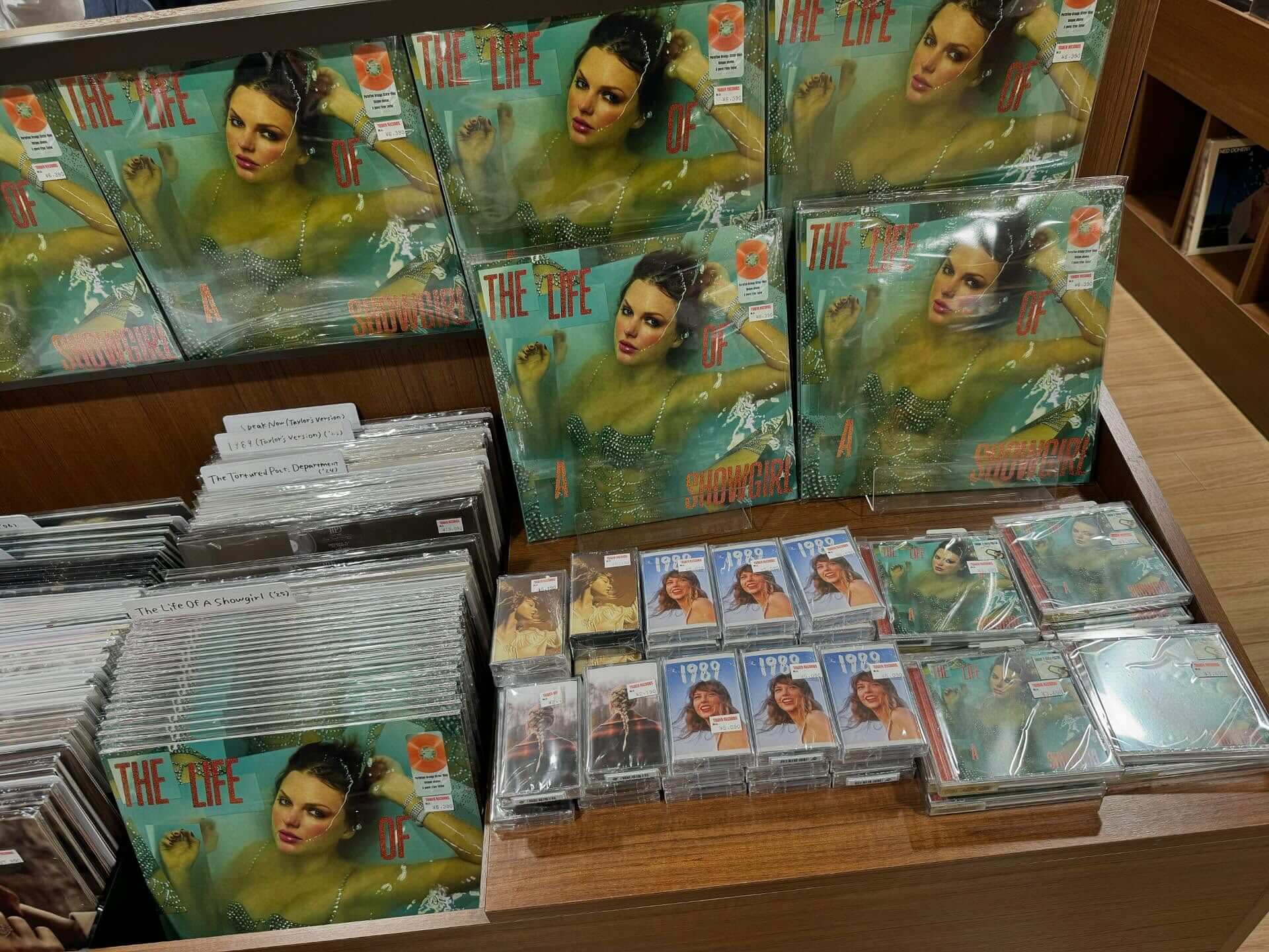 泰勒絲The Life of a Showgirl 澀谷Tower Records 巡禮– HOCHEHAO